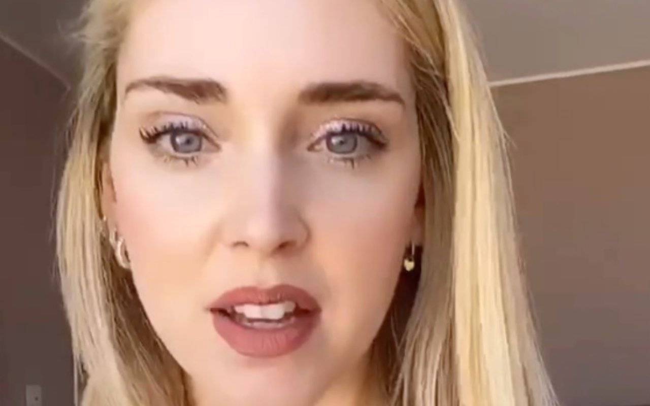 Chiara Ferragni chiede aiuto ai follower: "Secondo voi è normale?"