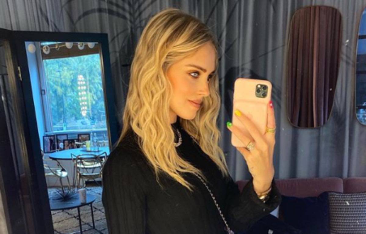 Chiara Ferragni pancino in bella vista: i follewer "Io così dopo il pranzo della domenica"