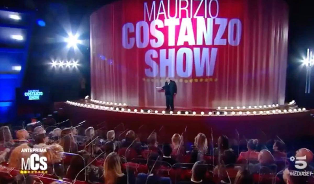 Maurizio Costanzo Show: il pubblico è seduto vicino e senza mascherina