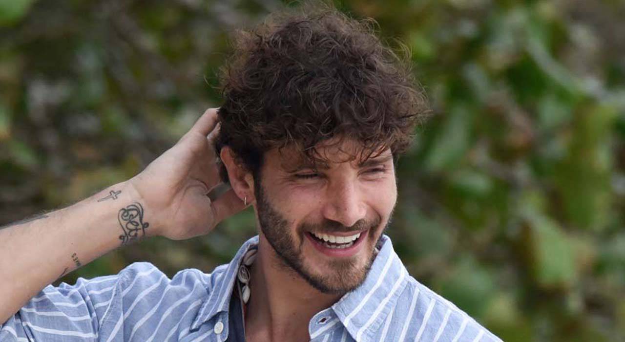 De Martino frecciatina alle ex nella bio social