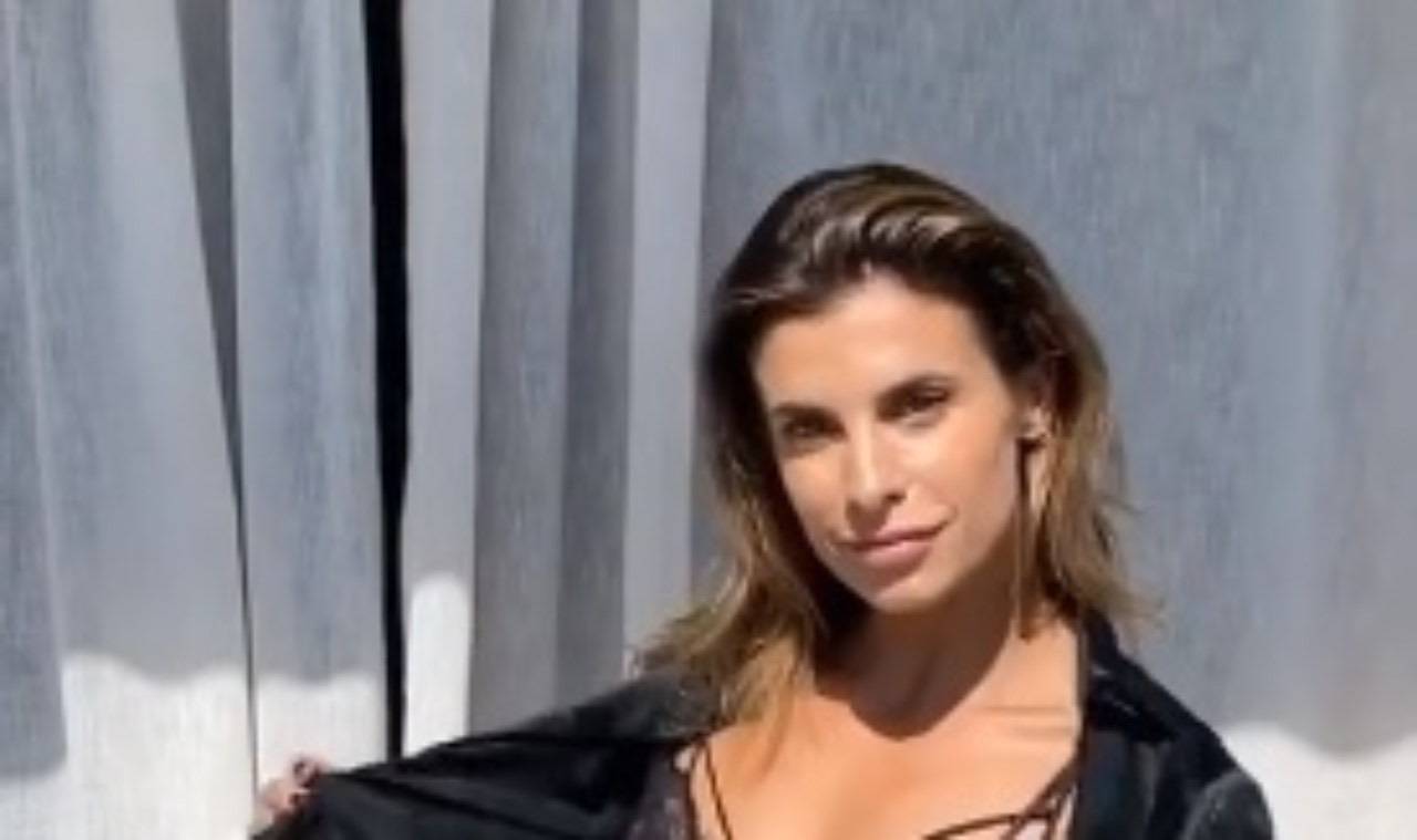 Elisabetta Canalis: il dettaglio che mostra in piscina lascia tutti stupiti