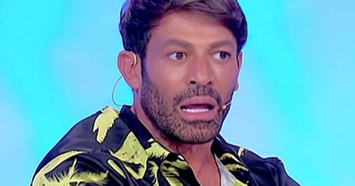 Gianni Sperti "preoccupa" in diretta: "Ho un mancamento"-Tutte le info