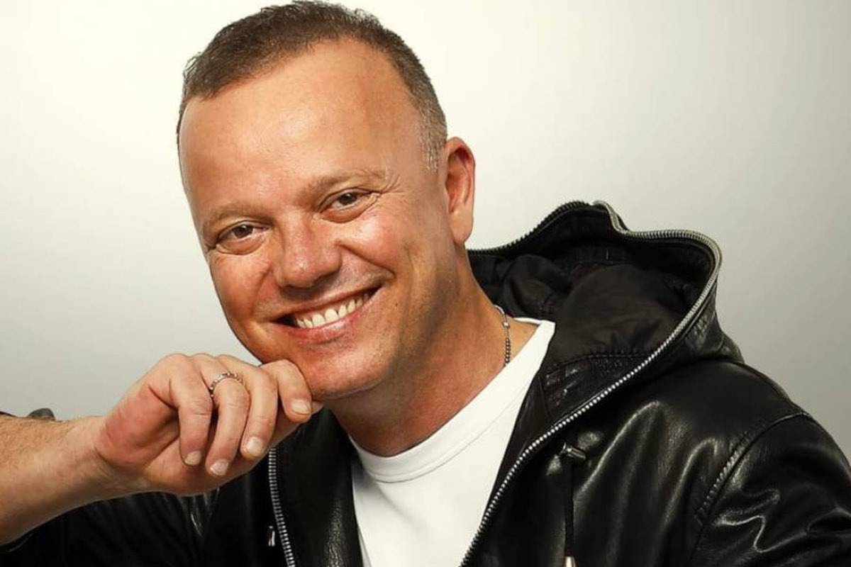 Gigi D'Alessio: lei è il nuovo amore dopo Anna Tatangelo, ed è uguale