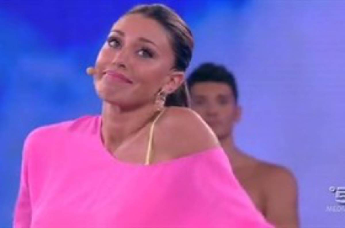 Belen Rodriguez mostra la pancia: notate anche voi qualcosa di strano? Tutte le ipotesi