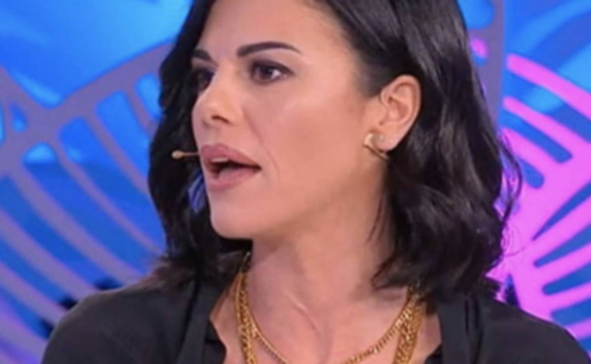 Bianca Guaccero in diretta stupita da quanto viene detto: "Mi dissocio"