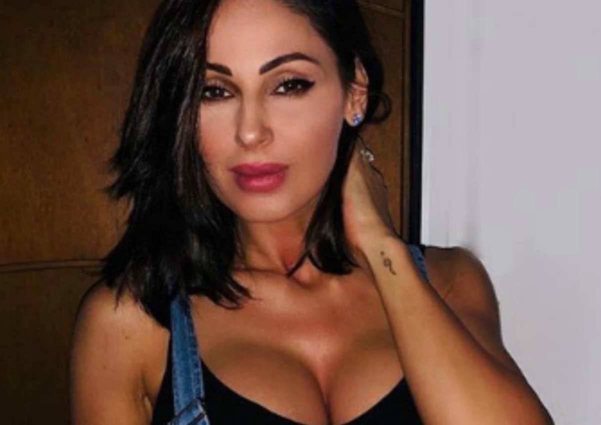 Anna Tatangelo minigonna e gambe accavallate: tutto in primo piano