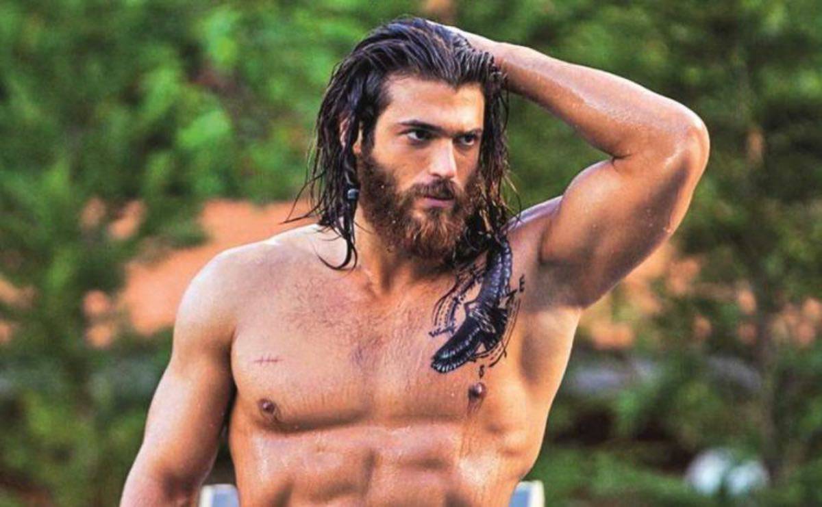 Can Yaman "lo bacia" su Instagram per inaugurare il 2021