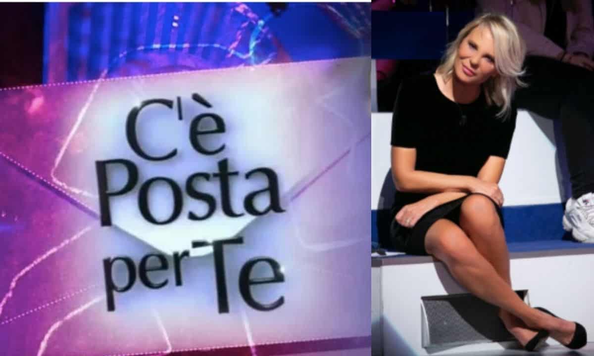 C'è Posta Per Te Maria De Filippi abito velluto cifra scioccante