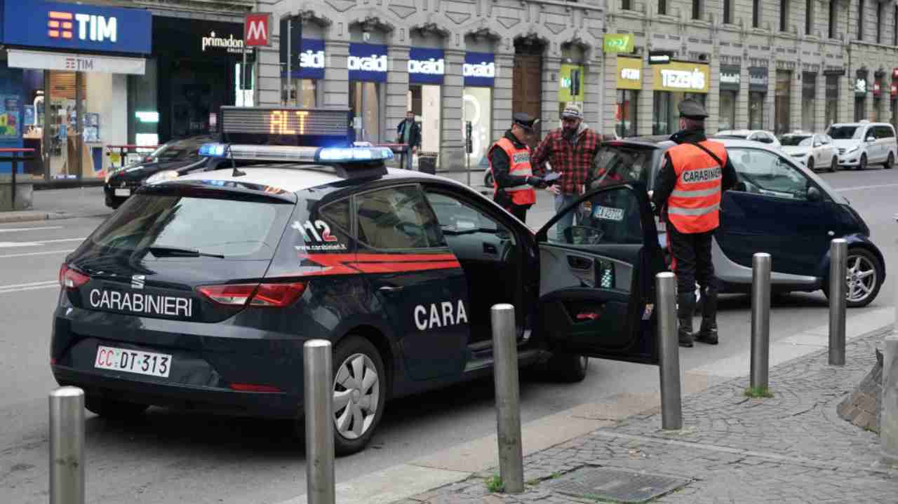 pipì su auto carabinieri