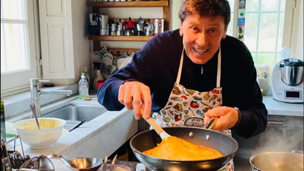 Gianni Morandi ai fornelli (Facebook)