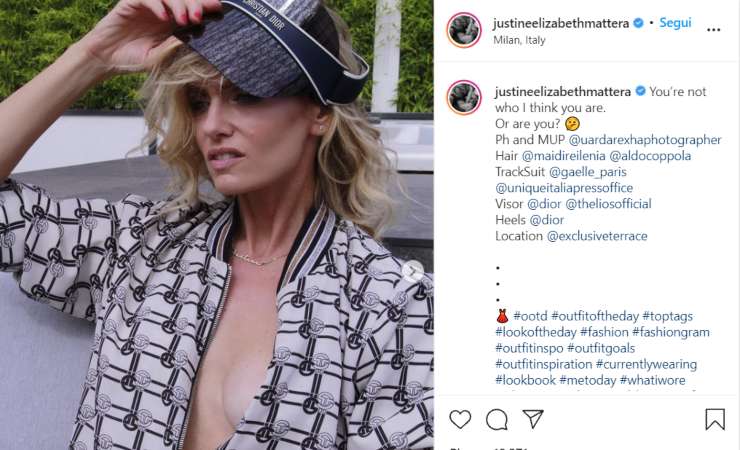 justine mattera la tuta e completamente aperta e sotto non indossa nulla