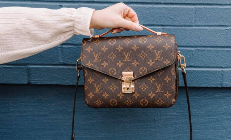 Louis Vuitton: Ecco perché le borse costano così tanto, non ci
