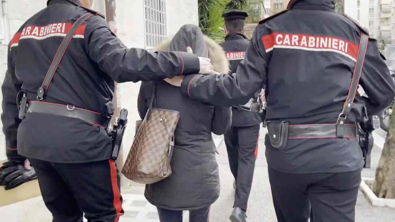 Carabinieri portano via occupante (Fanpage)