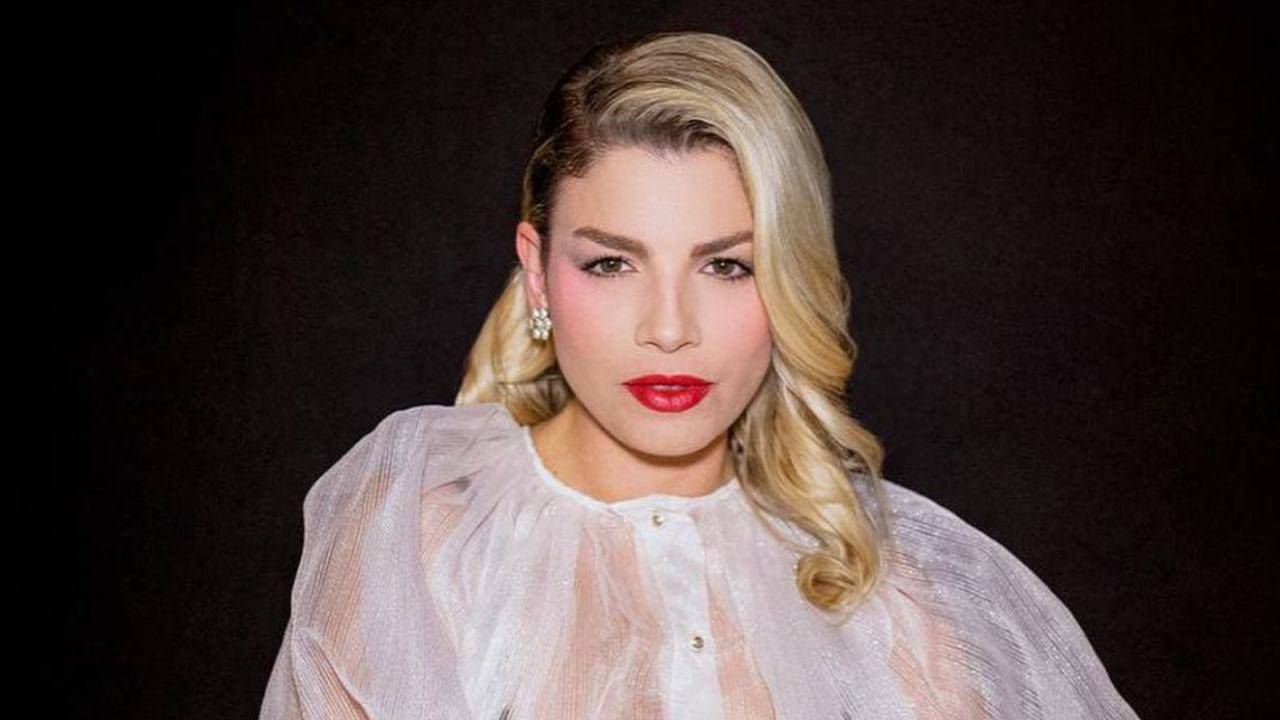 emma marrone dettaglio camicetta